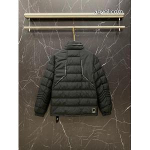 ファッション感満載！ 快適な着心地 期待値も高いアイテムブランド コピー 販売     ダウンジャケットアルマーニ..