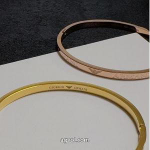 アクセサリー相性抜群のコンビ 新作入荷人気 ストリート系ブランド 偽物アルマーニ..