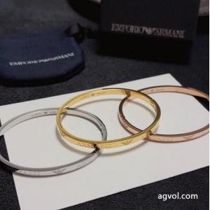 アクセサリー相性抜群のコンビ 新作入荷人気 ストリート系ブランド 偽物アルマーニ..