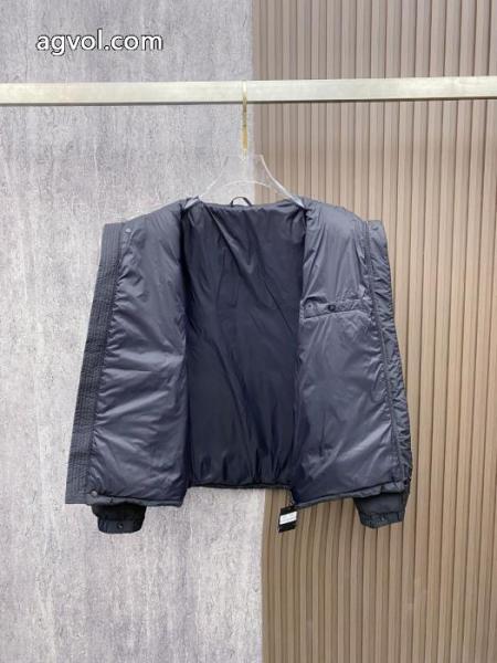 ブランド コピー 販売店ダウンジャケットARMANIお気に入りのスタイル お勧め使える未入荷ブランド SS26限定版 4