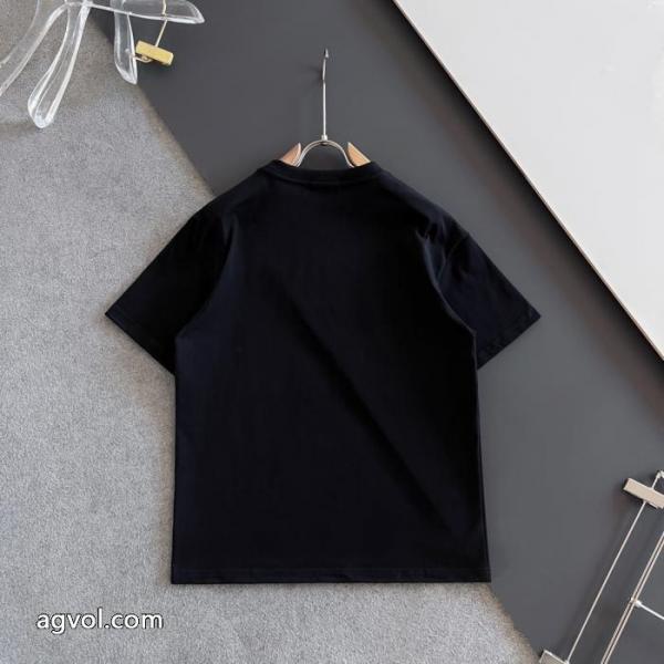 激安 ブランド 通販Tシャツ関税込&追跡案内付 個性的なモデル 都会的な印象ARMANI. 6 